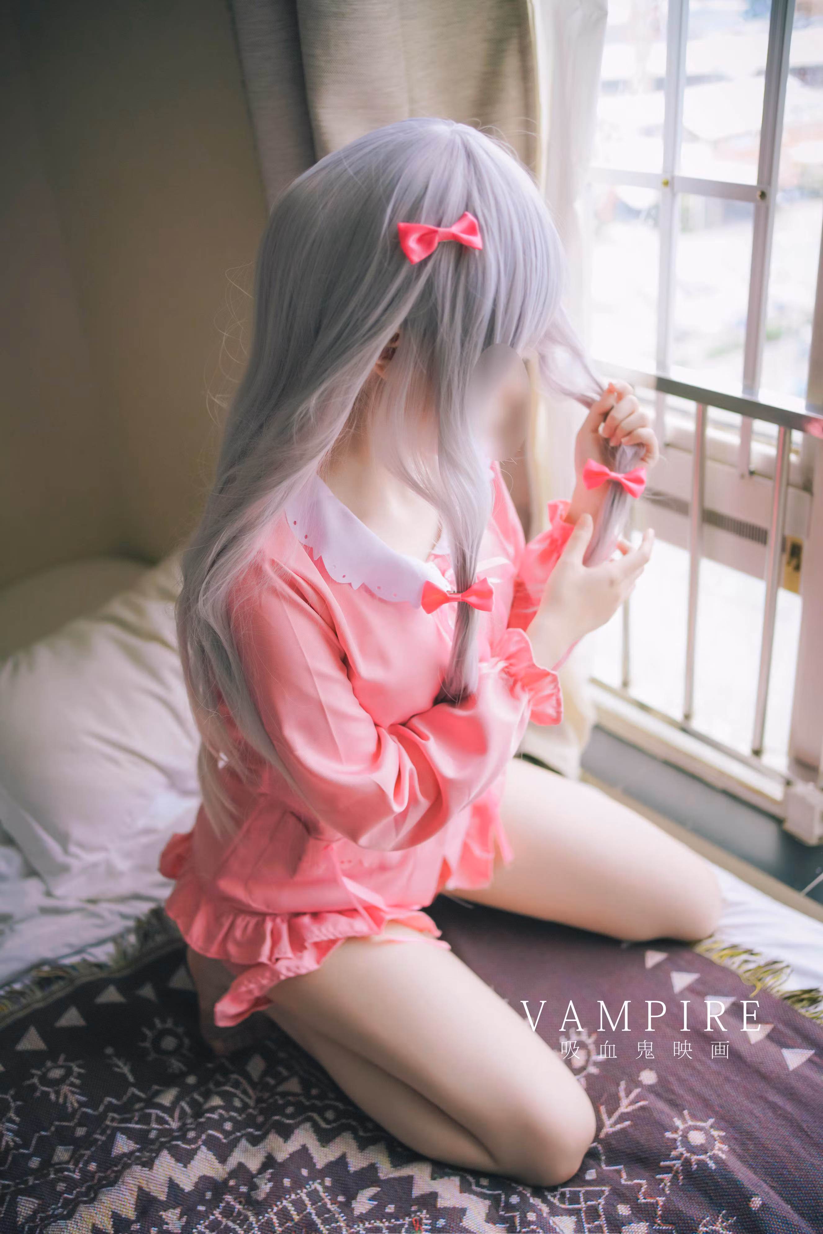 粉色蝴蝶结发饰睡姿展现风骚清纯少女女性诱惑